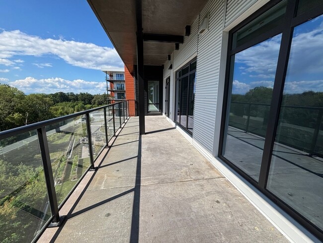 Building Photo - Southwest Corner Stunner at One25 – Lake V...