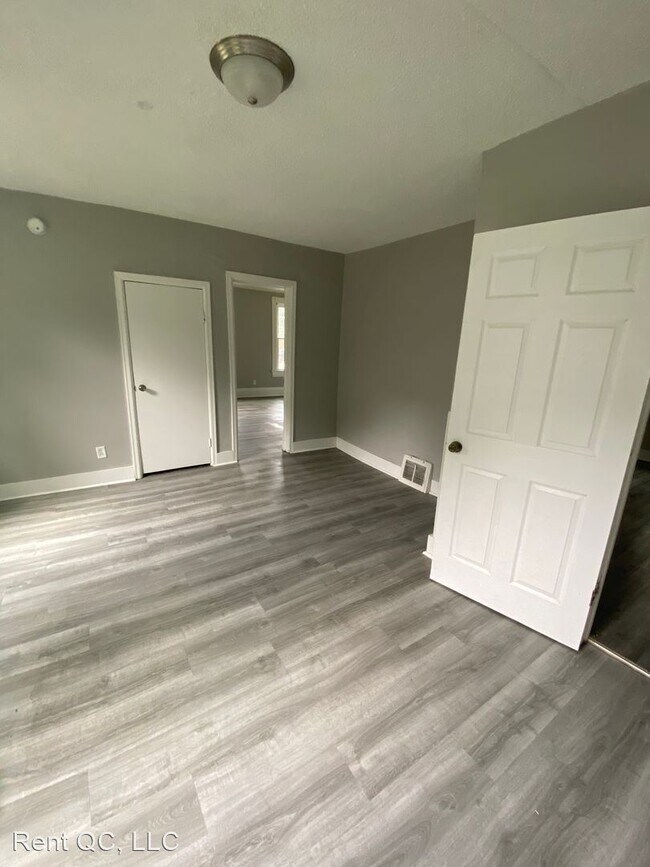 Building Photo - 5 br, 1.5 bath House - 207 E Locust Street