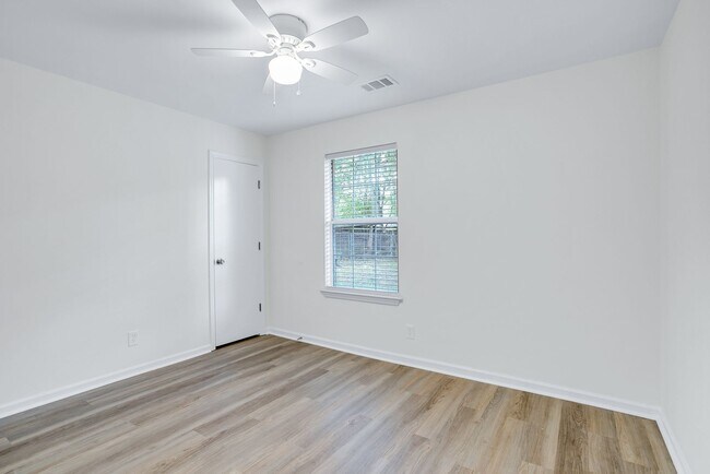 Building Photo - 3 Bedroom 2 Bathrooms in Sterling Creek - Richmond Hill