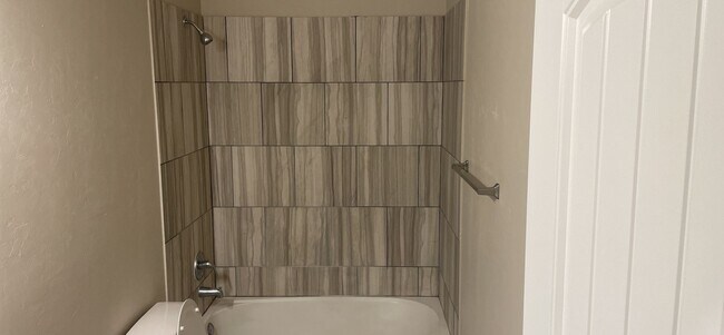 Building Photo - 5212 Oakwood Villa Ct