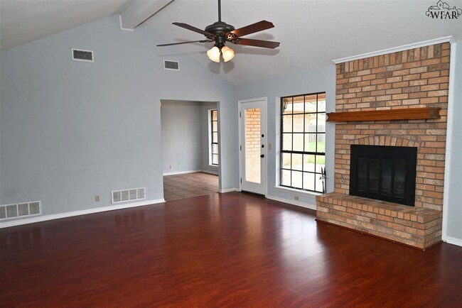 Building Photo - 907 Sugarbush Ln