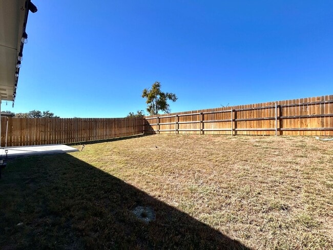 Building Photo - Move-In Ready Home with Open Layout & Outdoor Entertaining Space