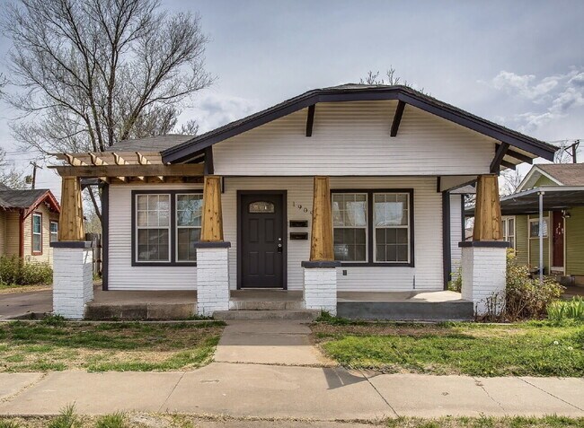 Primary Photo - 4 Bed, 2 Bath in South Overton!