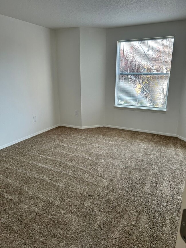 Building Photo - Large 2 Bed Duplex with Walk In Closets/Pr...