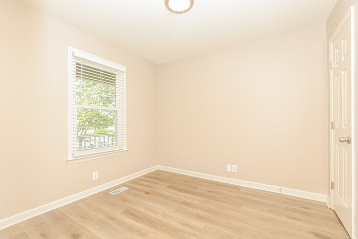 Building Photo - 415 Country Village Dr