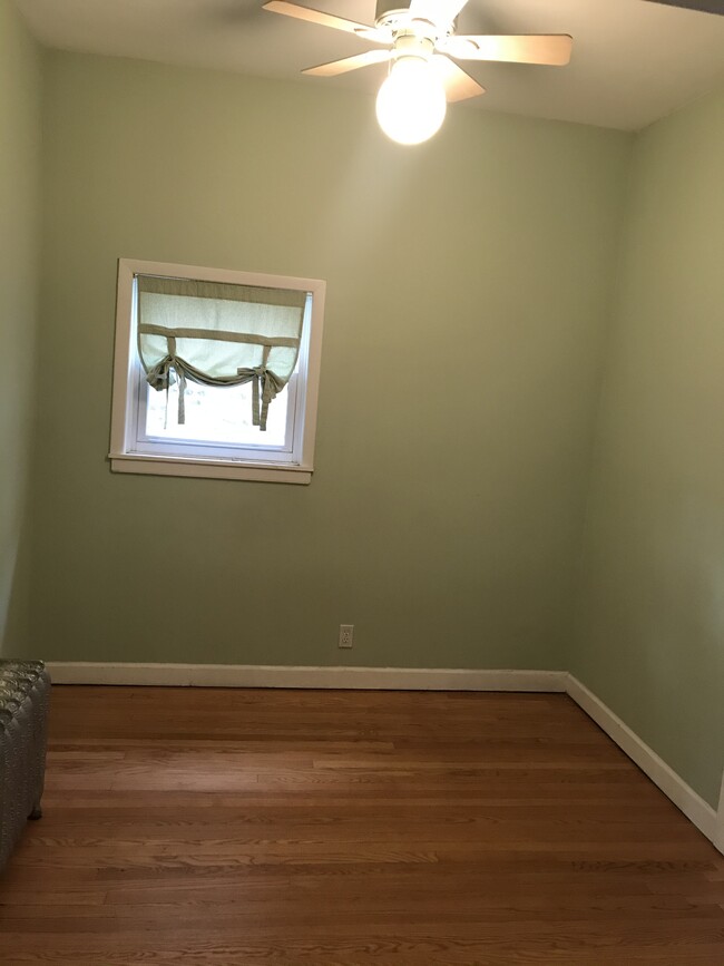 bedroom - 4733 N Maplewood Ave