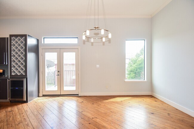 Building Photo - 748 W 16th St