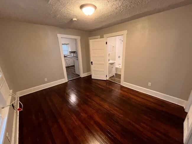 Building Photo - One Bedroom Renovated Duplex!