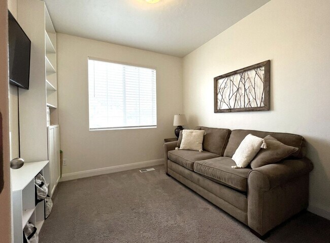 Building Photo - Welcome to this charming 3 bed 2.5 bath home just off Deer Flat and Linder Rd.