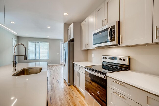 Building Photo - Beautiful Townhome for Rent