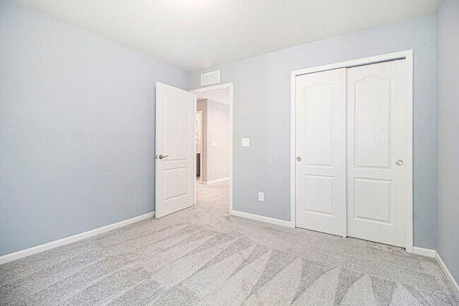 Building Photo - 2865 Dillon Dr