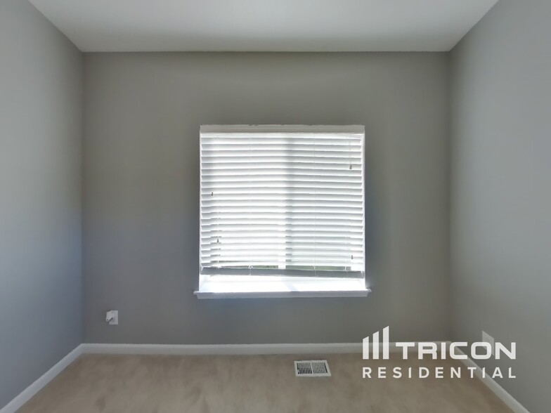 Building Photo - 1615 Cunningham Dr NE