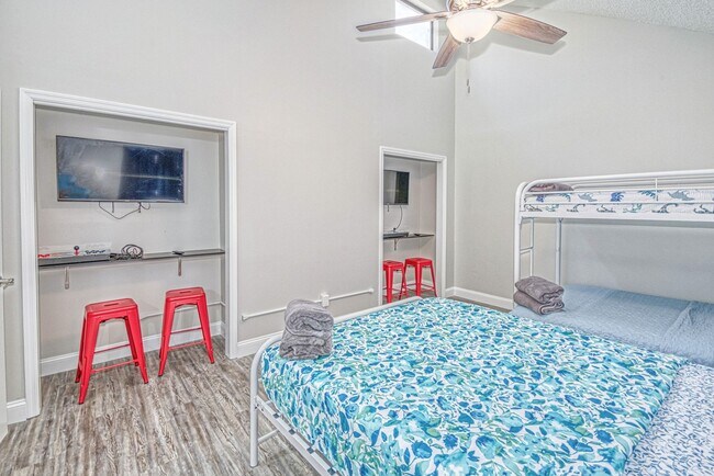 Building Photo - Large 3 bed 2 bath home with fenced backyard