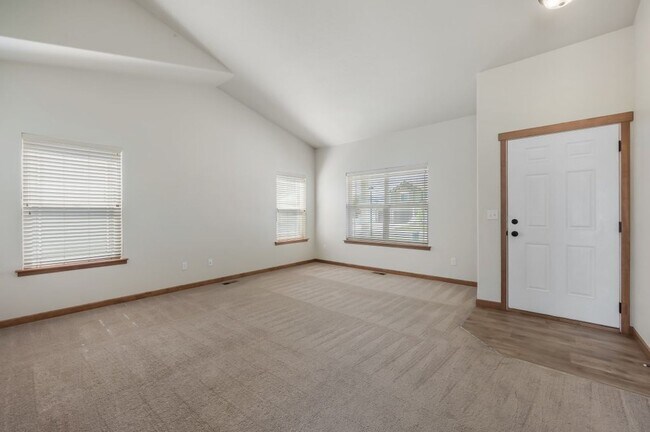 Building Photo - 3 bed 2 bath Crown Pointe Neighborhood with A/C