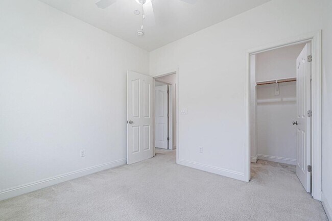 Building Photo - 6704 S Mariposa Ln