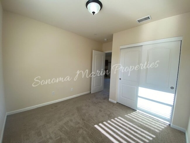 Building Photo - ~ Country Home ~ 2 Bedrooms & 2 Full Bathrooms with Attached Garage ~ Gated Community