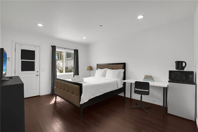 Building Photo - 2718 W Grand Ave