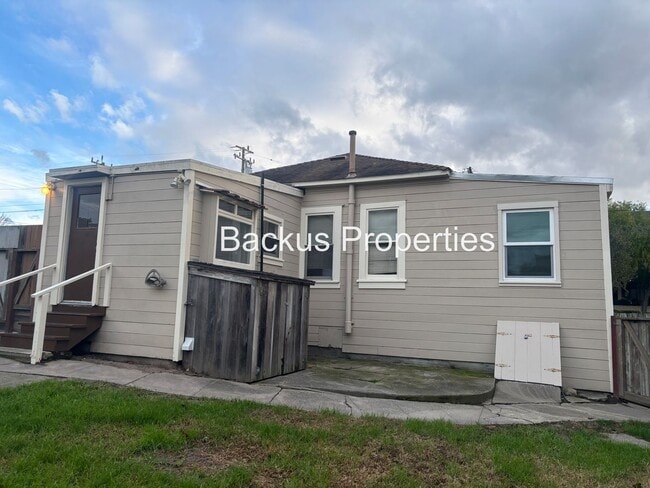 Building Photo - Wonderful unit in desireable location in Monterey