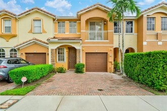 Building Photo - 1010 NW 102 Ct