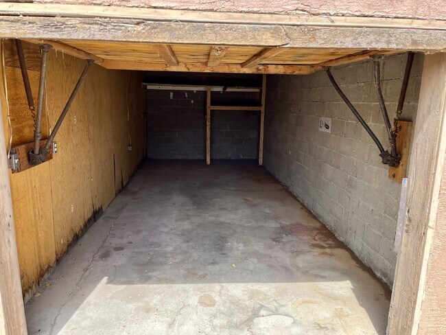 Building Photo - 2 bedroom / 1 bath close to KAFB and I-25 Move-in Special!