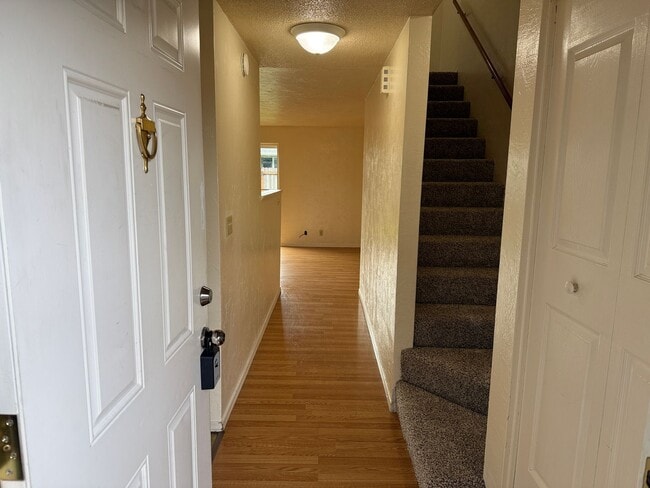 Building Photo - Updated 2 bedroom, 1 bath with garage!