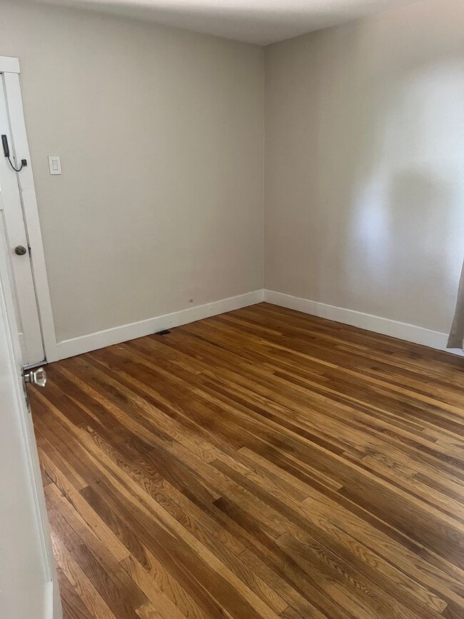 Building Photo - 308 College Ct