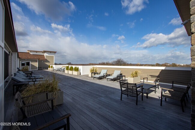 Building Photo - 272 Willow Ave