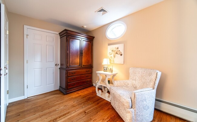 Building Photo - 558 N Roast Meat Hill Rd