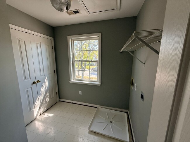 Building Photo - MOVE IN NOW OCTOBER RENT FREE -Spacious 4 ...