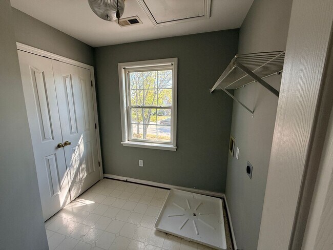 Building Photo - Spacious 4 Bed 2.5 Bath In Lexington!