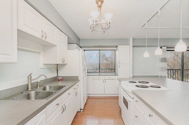 Building Photo - 111 S Baybrook Dr