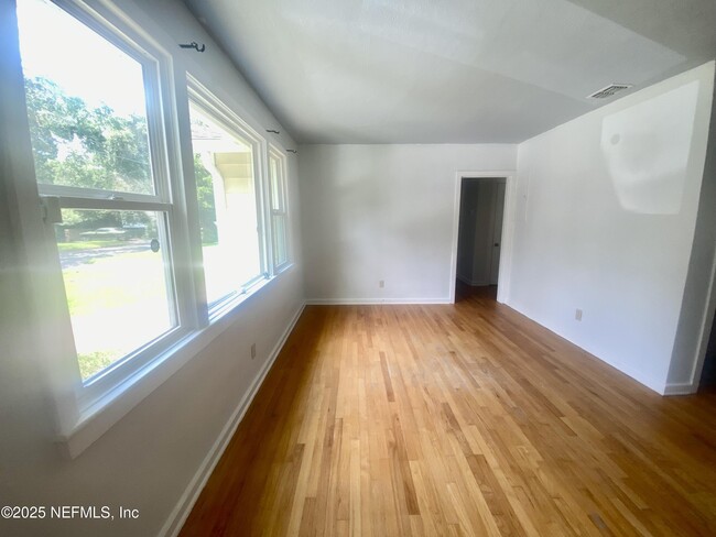 Building Photo - 1349 Menna St