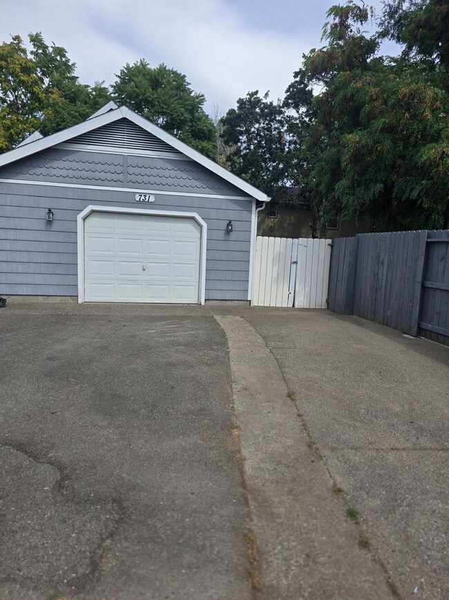 Building Photo - 3 bed 2 bath Home for Rent in Grants Pass