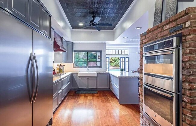 Building Photo - 10429 Wheatland Ave