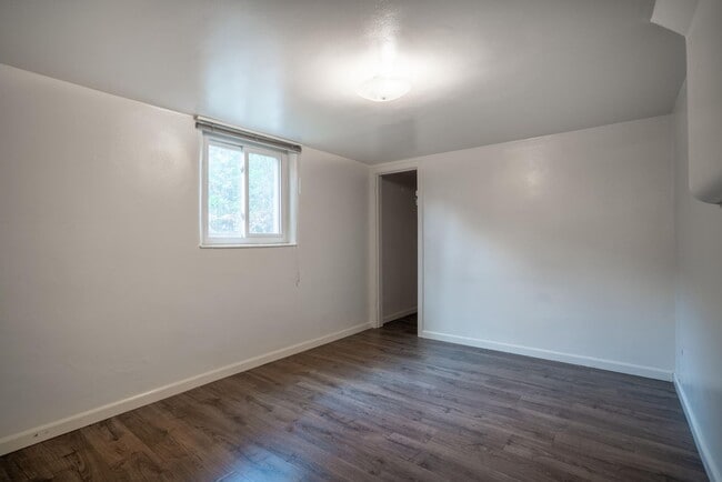 Building Photo - Spacious 1 bedroom BASEMENT /Garden Level home in the heart of University! LEASING SPECIAL INFO B...