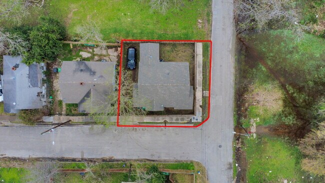 Building Photo - Historic Houston Charm with Modern Comfort Built In