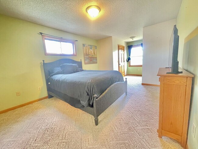 Building Photo - Spacious country Home on 13 acres