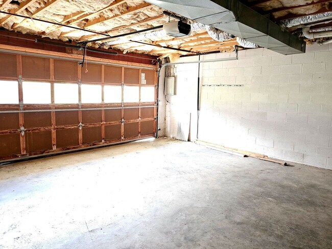 Building Photo - Spacious 4 Bedroom 2.5 bath in Hixson, TN 37343