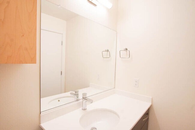Building Photo - App Fee Special: Top Floor Modern 2 Bdr w/ W&D + AC!