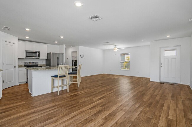 Building Photo - NOW AVAILABLE - 3/2 with 2 Car Garage in Mirror Lakes!