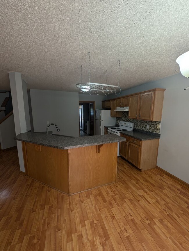 Building Photo - Updated 3BR Townhome in Eagan – Close to S...