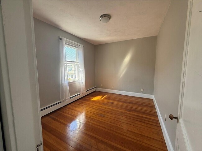 Building Photo - 10 Knight St