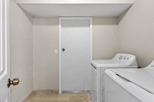 Building Photo - 834 Boulevard De L'Orleans
