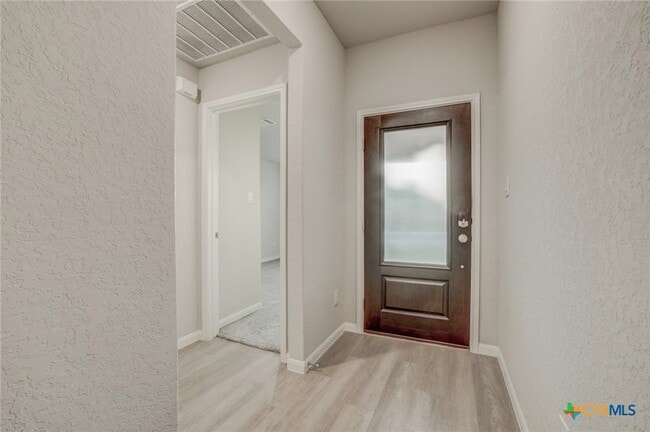 Building Photo - 1945 Redstart