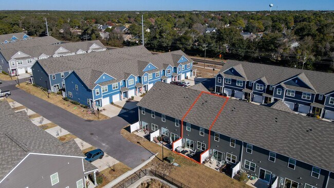 Building Photo - Breathtaking Water Views!