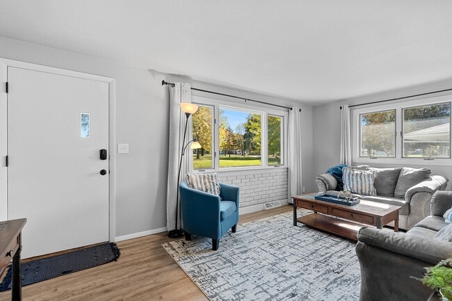 Building Photo - 3 BR 1.5 BA ranch house w/ large garage