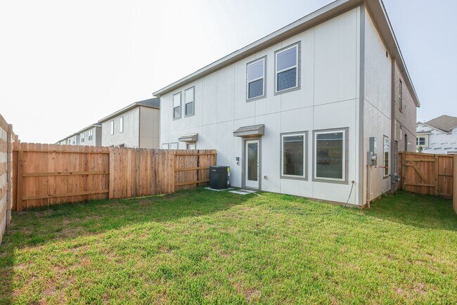 Building Photo - 2135 Salinas Dr