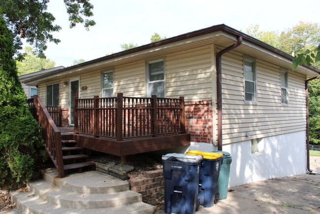 Building Photo - Spacious 4 bedrooms and 2 bathrooms in Kan...