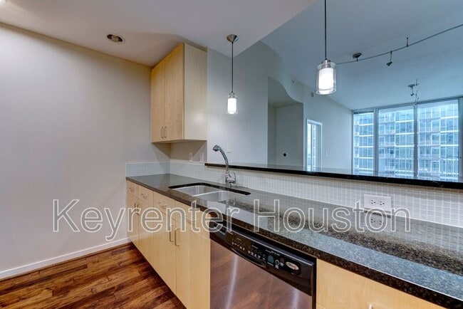 Building Photo - 5925 Almeda Rd