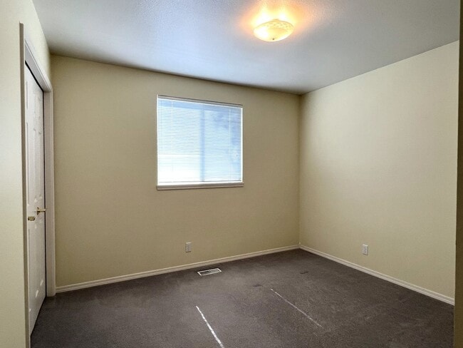 Building Photo - Adorable 3 bed 2 bath home in the Coventry Manor Subdivision just off W State St and N Hartford.